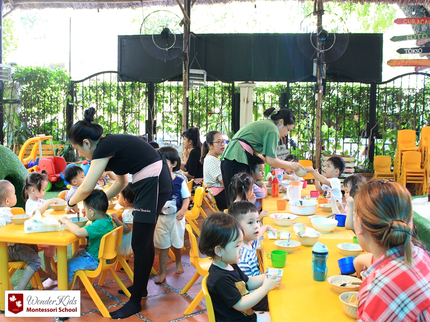 Bữa trưa dinh dưỡng của các bé tại Trường Wonderkids Montessori 
